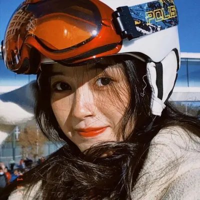 戴流苏耳环的少女